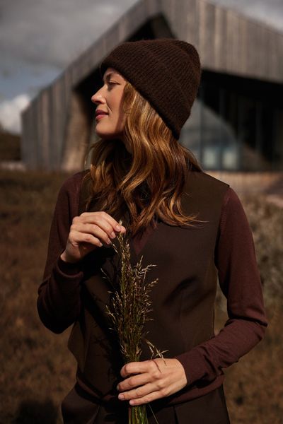 Czapka z dodatkiem wełny brązowa. Brązowe czapki MOODO, bez wzorów, z elastanu. Za 49.99 zł.