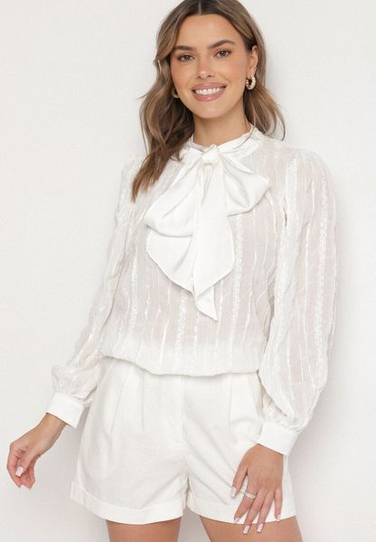 Biała Koszulowa Bluzka z Tłoczonej Tkaniny z Wiązaniem przy Dekolcie Sepiane. Białe bluzki Born2be, l, z aplikacjami, z tkaniny, biznesowe, bez kołnierzyka, bez ramiączek. Za 59.99 zł.