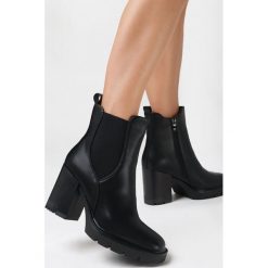 Czarne Botki Bressoline. Czarne botki Born2be, bez wzorów, z jeansu, bez obcasa, na obcasie, bez zapięcia. Za 159.99 zł.