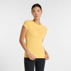Koszulka damska New Balance WT51223CEE – żółta. Żółte bluzki New Balance, s, bez wzorów, z materiału, eleganckie, bez kołnierzyka, bez ramiączek. Za 139.99 zł.