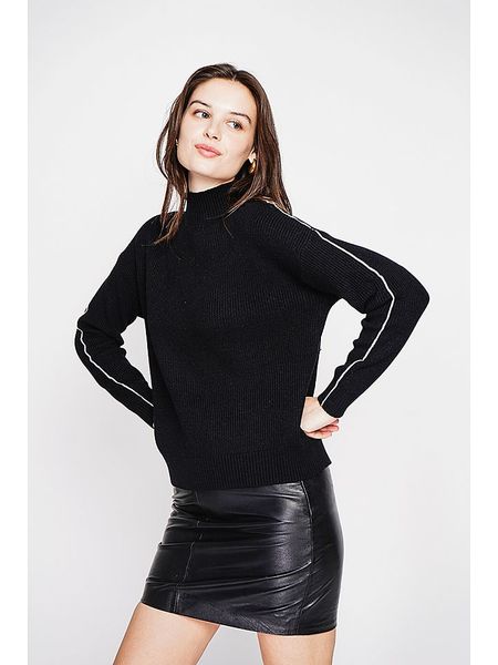 C& Jo Sweter w kolorze czarnym rozmiar: 34. Czarne swetry C& Jo, bez wzorów, ze splotem, bez ramiączek. Za 108.99 zł.