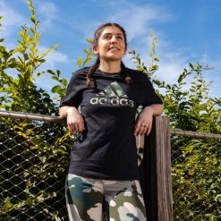 Koszulka damska ADIDAS Gym & Pilates. Czarne bluzki Adidas, s, bez wzorów, z bawełny, sportowe, bez kołnierzyka, bez ramiączek. W wyprzedaży za 69.99 zł.
