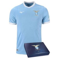 Koszulka z okazji 50-lecia Lazio Rome. Niebieskie bluzki Mizuno, bez wzorów, sportowe, bez kołnierzyka, bez ramiączek. Za 438.50 zł.