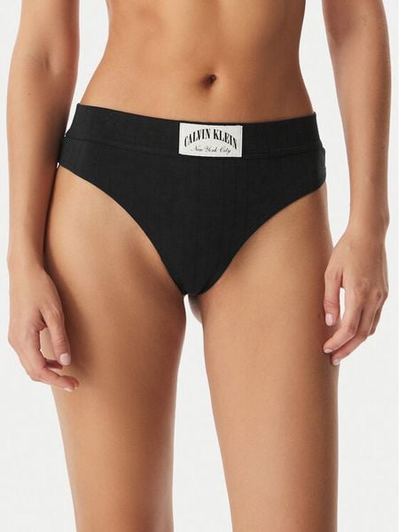 Calvin Klein Underwear Stringi LV00QF8711 Czarny. Czarne stringi Calvin Klein Underwear, bez wzorów, z bawełny. Za 109.99 zł.