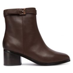Botki Tommy Hilfiger. Brązowe botki TOMMY HILFIGER, bez wzorów, bez obcasa, na słupku, bez zapięcia. Za 749.99 zł.