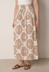 Beżowa Rozkloszowana Spódnica z Wiskozy z Wysokim Stanem i Etnicznym Wzorem Ari. Brązowe spódnice Born2be, do pracy, z aplikacjami, z wiskozy, biznesowe, midi, dopasowane. Za 59.99 zł.