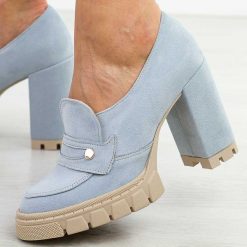 Niebieskie zamszowe Polskie mokasyny damskie na słupku, loafersy Deoni. Niebieskie mokasyny Deoni, bez wzorów, z zamszu, bez obcasa. Za 299.00 zł.