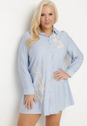 Jasnoniebieska Koszulowa Sukienka z Wiskozy Zdobiona Kwiatowym Haftem Nalilsa. Niebieskie sukienki Born2be, na co dzień, plus size, z aplikacjami, z wiskozy, eleganckie, bez kołnierzyka, plus size, bez ramiączek, mini, koszulowe. W wyprzedaży za 95.99 zł.
