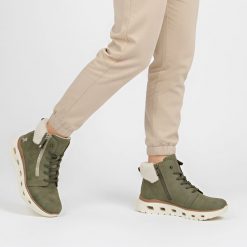 Botki damskie Rieker, trzewiki ocieplane futerkiem i na płaskiej podeszwie, zielone, M6014-54. Zielone botki Rieker, bez wzorów, z materiału, bez obcasa, na płaskiej podeszwie, bez zapięcia. Za 399.00 zł.