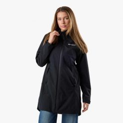 Kurtka przeciwdeszczowa kobieca Swedemount Orust Rain Coat wodoodporna. Czarne kurtki sportowe SWEDEMOUNT, bez wzorów, bez kaptura. Za 329.99 zł.