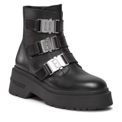 Botki Tommy Jeans. Czarne botki Tommy Jeans, bez wzorów, z jeansu, bez obcasa, na słupku, bez zapięcia. Za 899.99 zł.