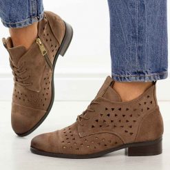 Beżowe zamszowe ażurowe botki damskie Vinceza 58620. Brązowe botki VINCEZA, na jesień, w ażurowe wzory, z jeansu, z okrągłym noskiem, bez obcasa, na obcasie, bez zapięcia. Za 219.00 zł.