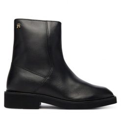 Botki Tommy Hilfiger. Czarne botki TOMMY HILFIGER, bez wzorów, bez obcasa, na płaskiej podeszwie, bez zapięcia. Za 749.99 zł.