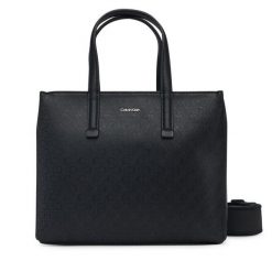 Torebka Calvin Klein. Czarne torebki klasyczne Calvin Klein, bez wzorów, bez dodatków. Za 329.99 zł.