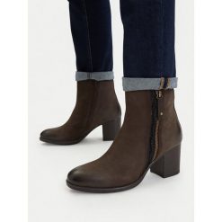 Botki Lasocki. Brązowe botki Lasocki, bez wzorów, bez obcasa, na słupku, bez zapięcia. Za 279.99 zł.