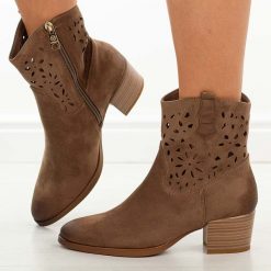 C.Beżowe ażurowe botki damskie na obcasie Vinceza 58452. Brązowe botki VINCEZA, na jesień, w ażurowe wzory, z jeansu, bez obcasa, na obcasie, bez zapięcia. Za 229.00 zł.