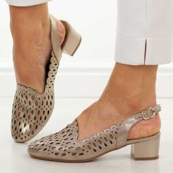 Złote sandały damskie na obcasie M.Daszyński Sa210-13. Żółte sandały M.Daszyński, w ażurowe wzory, ze skóry, casualowe, z okrągłym noskiem, bez obcasa, na obcasie, bez zapięcia. W wyprzedaży za 161.10 zł.