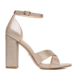 Sandały DeeZee. Żółte sandały DeeZee, bez wzorów, bez obcasa, na słupku, bez zapięcia. Za 139.99 zł.