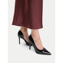 Szpilki DeeZee. Czarne szpilki DeeZee, bez wzorów, bez obcasa, na szpilce, bez zapięcia. Za 139.99 zł.