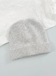 Czapka beanie - szary. Szare czapki Sinsay, bez wzorów, z materiału. Za 19.99 zł.