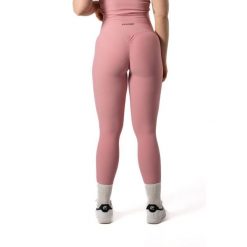 Damskie legginsy bezszwowe prążkowane z efektem scrunch – pudrowy róż. Czerwone legginsy AESTHETIC WOLF, s, bez wzorów, z dzianiny, z podwyższonym stanem, długie. Za 119.99 zł.