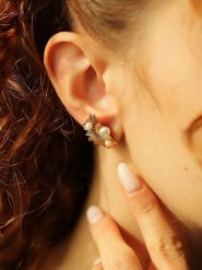 Pierres delicates Pozłacane kolczyki-wkrętki z perłami rozmiar: onesize. Białe kolczyki Pierres delicates, z perłą, pozłacane. Za 39.99 zł.