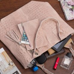 Shopperka skórzana VERA PELLE L94 pudrowa różowa. Czerwone shopper z aplikacjami, z materiału, małe, zamszowe, bez dodatków. Za 230.99 zł.