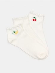 Bawełniane skarpetki z ozdobnymi falbankami 3 pack - kremowy. Białe skarpety Sinsay, bez wzorów, z bawełny. Za 12.99 zł.