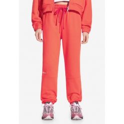 Spodnie dresowe damskie Prosto Cut. Czerwone spodnie dresowe Prosto, bez wzorów, z dresówki. W wyprzedaży za 233.99 zł.
