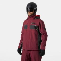 Kurtka narciarska Helly Hansen ULLR D 2.0. Czerwone kurtki narciarskie Helly Hansen, bez wzorów, bez kaptura, narciarskie. W wyprzedaży za 1,019.45 zł.