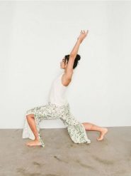 Wiskozowa piżama dwuczęściowa - kremowy. Białe piżamy Sinsay, bez wzorów, z wiskozy, bez ramiączek. Za 49.99 zł.