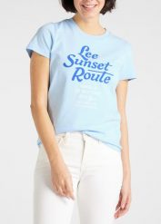 DAMSKI T-SHIRT LEE LEE GRAPHIC TEE REGULAR FIT SKY BLUE L41AEPNR 112108860. Niebieskie t-shirty Lee, l, bez wzorów, bez kołnierzyka, bez ramiączek. Za 69.99 zł.