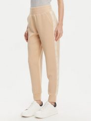 Guess Spodnie dresowe W5YB11 KBYE2 Beżowy Regular Fit. Brązowe spodnie dresowe Guess, xxl, z aplikacjami, z dresówki. Za 299.99 zł.