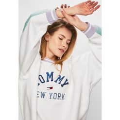 Tommy Jeans - Bluza. Białe bluzy Tommy Jeans, l, z aplikacjami, z bawełny, bez kaptura. W wyprzedaży za 359.90 zł.