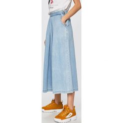 Silvian Heach - Spodnie. Niebieskie spodnie materiałowe Silvian Heach, na co dzień, s, bez wzorów, z bawełny, z podwyższonym stanem. W wyprzedaży za 239.90 zł.