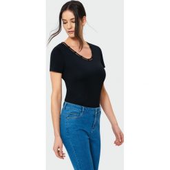 Top z dekoracyjną lamówką. Topy Greenpoint. Za 39.99 zł.
