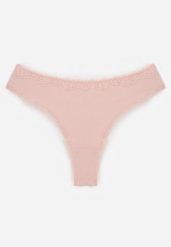 Różowe Majtki Stringi z Bawełną z Koronką Aethimilia. Czerwone stringi Renee, bez wzorów, z bawełny. Za 7.99 zł.