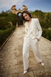 Marynarka w paski biała. Białe marynarki i żakiety MOODO, l, bez wzorów, z elastanu. Za 199.99 zł.