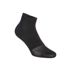 Skarpety antypoślizgowe Gym & Pilates. Brązowe skarpety DOMYOS, bez wzorów, z elastanu. W wyprzedaży za 14.99 zł.