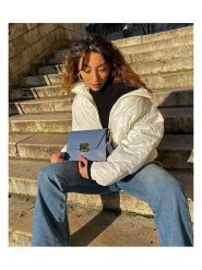 Christian Laurier Skórzana torebka "Ava" w kolorze błękitnym - 22 x 14 x 10 cm rozmiar: onesize. Niebieskie torby na ramię Christian Laurier, bez wzorów, z materiału, na ramię, bez dodatków. Za 252.99 zł.