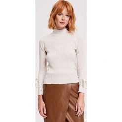 Sweter w kolorze białym. Białe swetry ZOCHA, s, bez wzorów, z kaszmiru, bez ramiączek. W wyprzedaży za 374.95 zł.