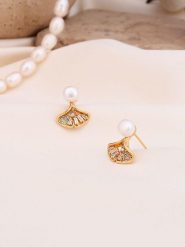 Pierres de Jade Pozłacane kolczyki-wkrętki z perłami i cyrkoniami rozmiar: onesize. Białe kolczyki Pierres de Jade, z cyrkonią, pozłacane. Za 39.99 zł.