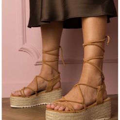 Brązowe sandały espadryle na wysokiej platformie. Brązowe sandały bez wzorów, ze skóry, eleganckie, z okrągłym noskiem, bez obcasa, na platformie, bez zapięcia. Za 85.50 zł.