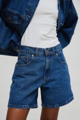 Szorty z szerokimi nogawkami w kolorze NAVY BLUE - TABOO-XS. Niebieskie szorty Marsala, bez wzorów, z denimu. Za 299.90 zł.