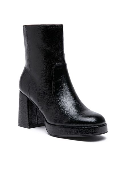 Foreverfolie Botki w kolorze czarnym rozmiar: 39. Czarne botki Foreverfolie, bez wzorów, bez obcasa, bez zapięcia. Za 130.99 zł.