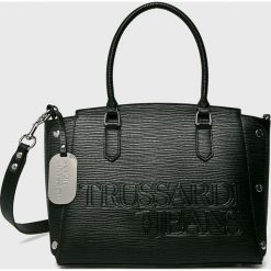 Trussardi Jeans - Torebka. Czarne torby na ramię Trussardi Jeans, bez wzorów, z jeansu, casualowe, do ręki, średnie, bez dodatków. W wyprzedaży za 449.90 zł.