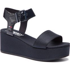 Sandały TOMMY JEANS - Material Mix Flatform Sandal EN0EN00561 Midnight 403. Niebieskie sandały Tommy Jeans, bez wzorów, z jeansu, bez obcasa, na obcasie, bez zapięcia. W wyprzedaży za 279.00 zł.