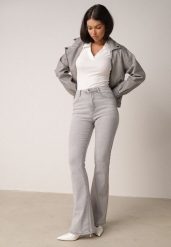 Szare Bawełniane Jeansy Dzwony z Wysokim Stanem Bwynvienne. Szare jeansy Born2be, l, bez wzorów, z podwyższonym stanem. Za 119.99 zł.