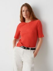 OPUS Koszulka w kolorze czerwonym rozmiar: 42. Czerwone bluzki Opus, bez wzorów, bez kołnierzyka, bez ramiączek. Za 86.99 zł.