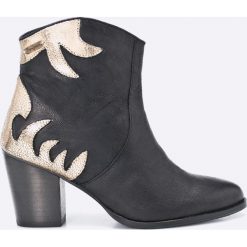 Pepe Jeans - Botki Dolly. Czarne botki Pepe Jeans, bez wzorów, z jeansu, bez obcasa, na obcasie, bez zapięcia. W wyprzedaży za 269.90 zł.
